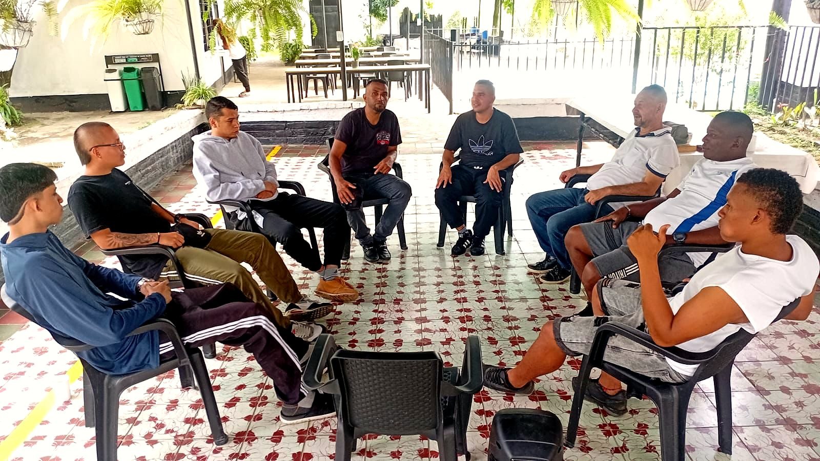 Deltagare i samtal och stödarbete hos Fundación Lagom i Colombia