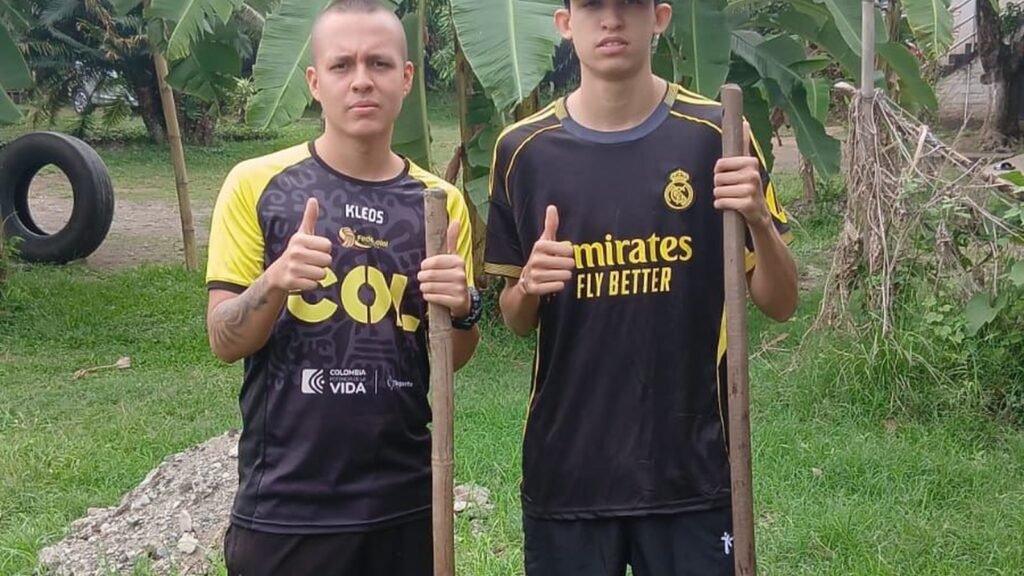 Unga deltagare i Colombia håller trädgårdsredskap under en gemenskapsaktivitet