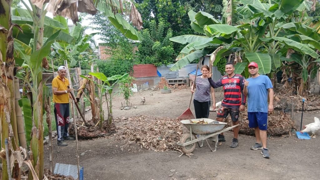 Volontärer arbetar tillsammans i en trädgård hos Fundación Lagom i Colombia