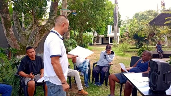 Gruppsamtal utomhus med deltagare i Colombia