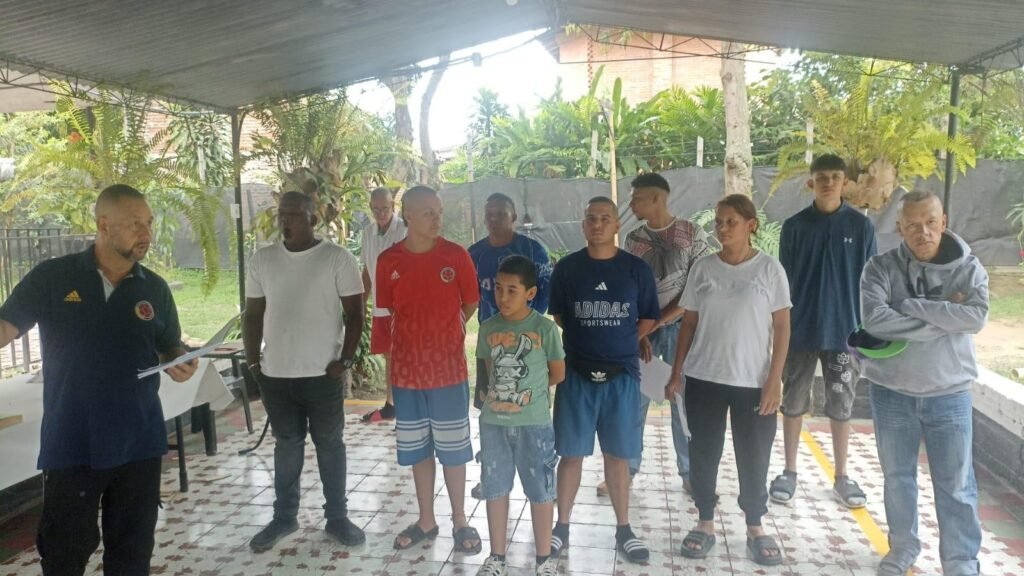 Barn, unga och vuxna står tillsammans vid en aktivitet hos Fundación Lagom i Colombia